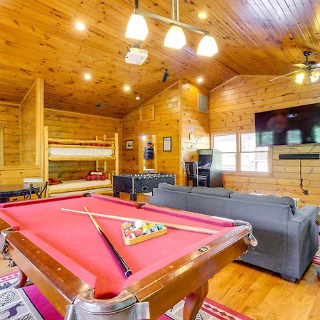 Cabin With Pool Access About 3 Mi To Downtown 개틀린버그 외부 사진