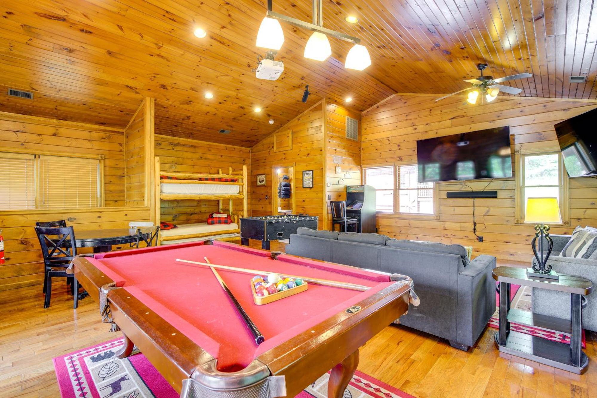 Cabin With Pool Access About 3 Mi To Downtown 개틀린버그 외부 사진
