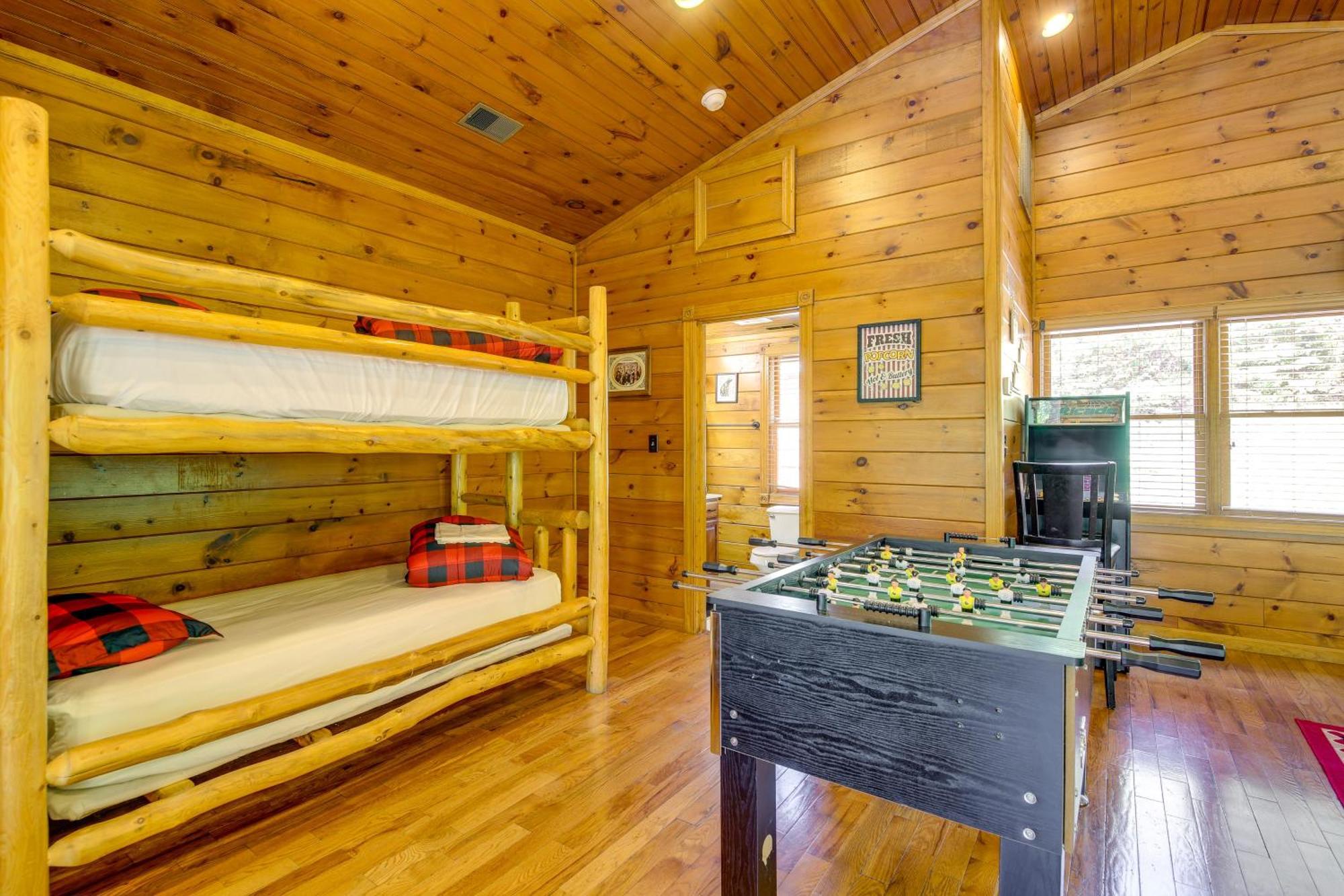 Cabin With Pool Access About 3 Mi To Downtown 개틀린버그 외부 사진