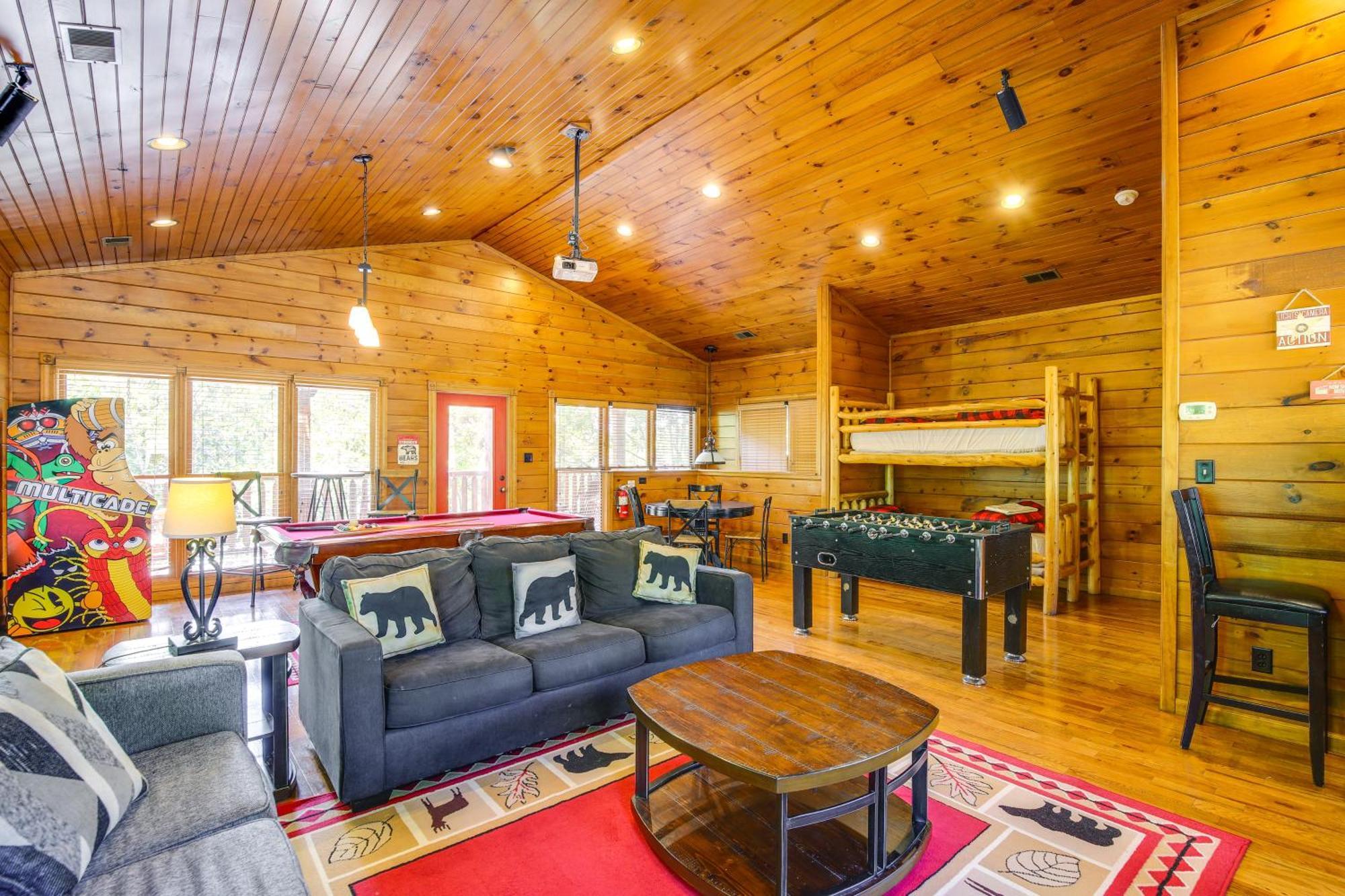 Cabin With Pool Access About 3 Mi To Downtown 개틀린버그 외부 사진