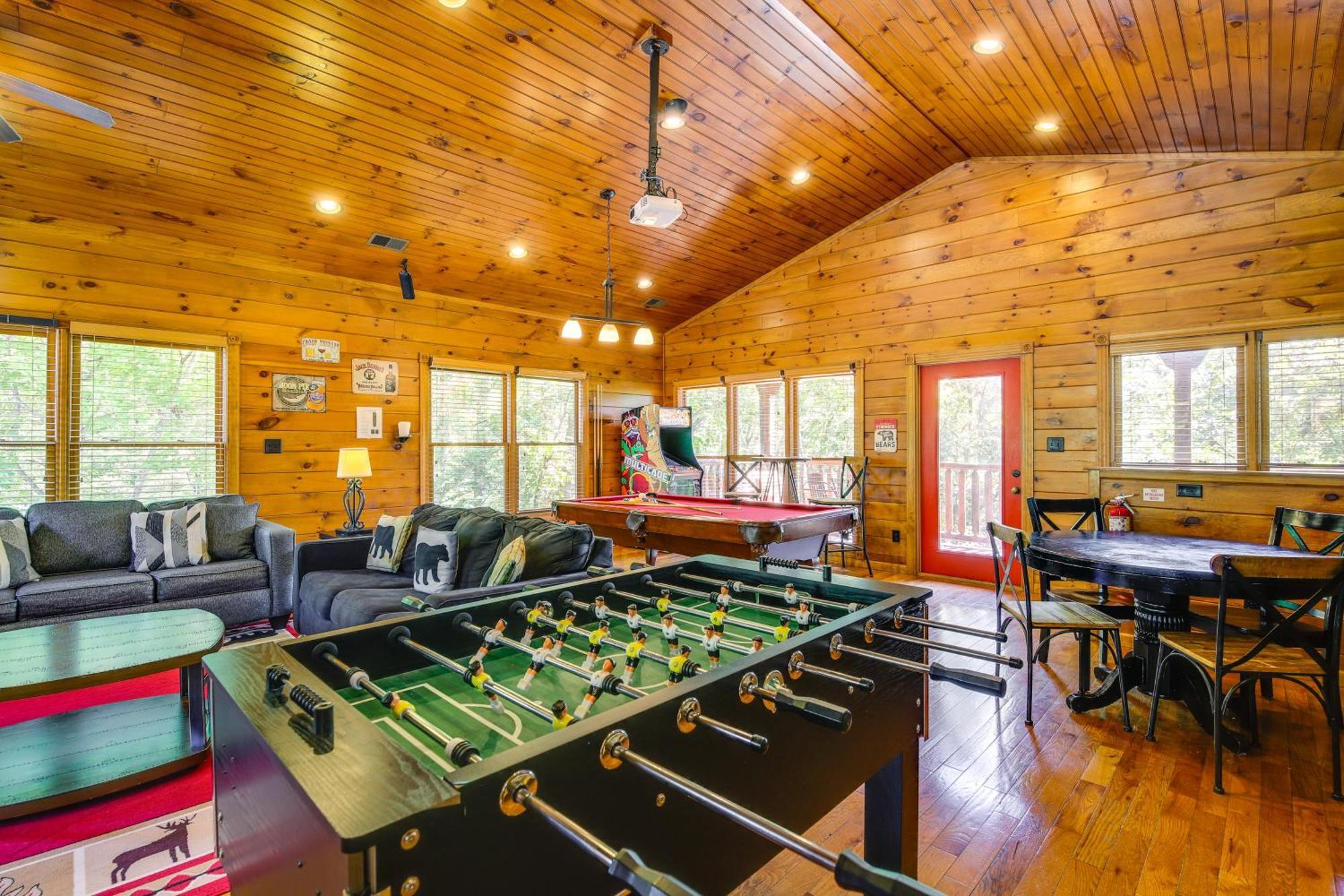 Cabin With Pool Access About 3 Mi To Downtown 개틀린버그 외부 사진