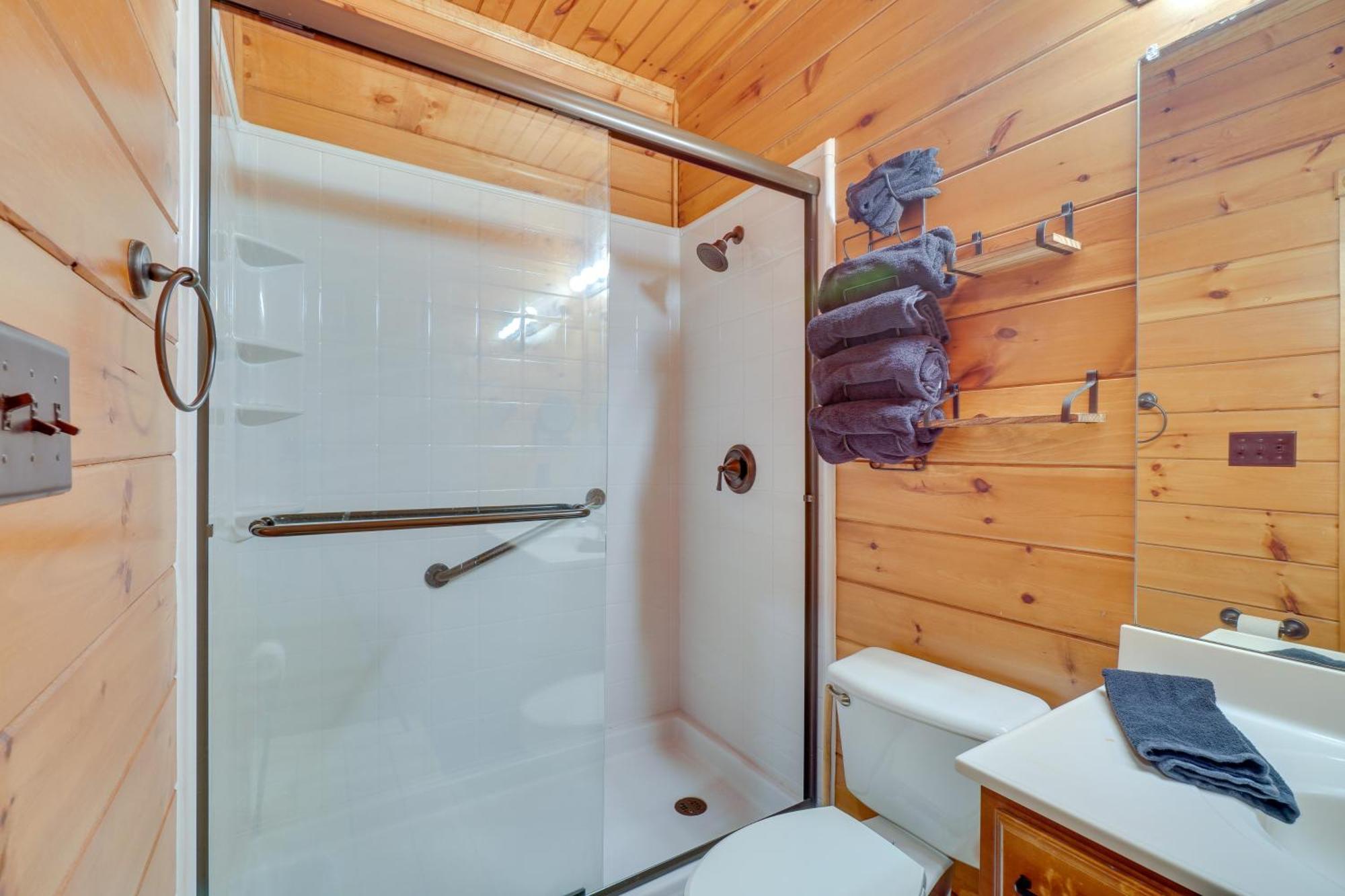 Cabin With Pool Access About 3 Mi To Downtown 개틀린버그 외부 사진