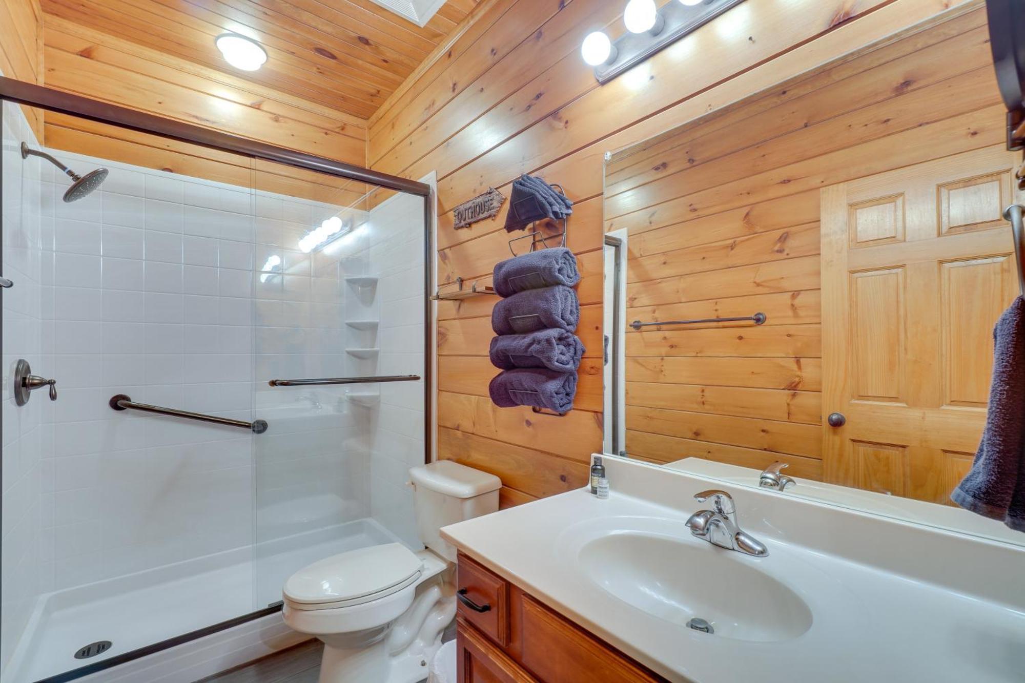 Cabin With Pool Access About 3 Mi To Downtown 개틀린버그 외부 사진