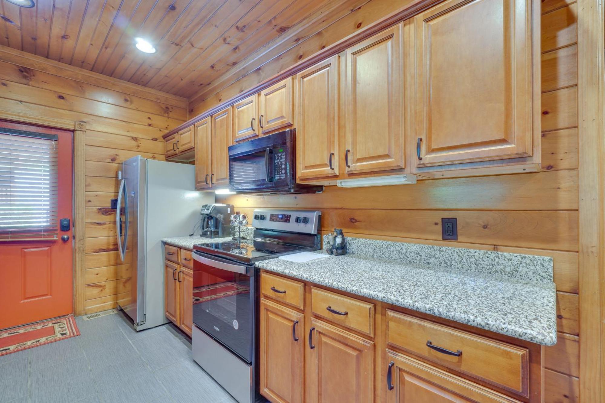 Cabin With Pool Access About 3 Mi To Downtown 개틀린버그 외부 사진