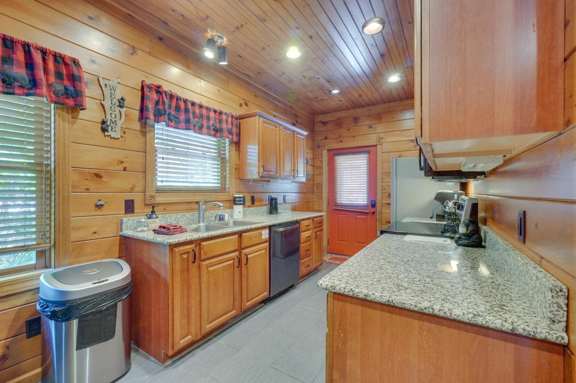 Cabin With Pool Access About 3 Mi To Downtown 개틀린버그 외부 사진