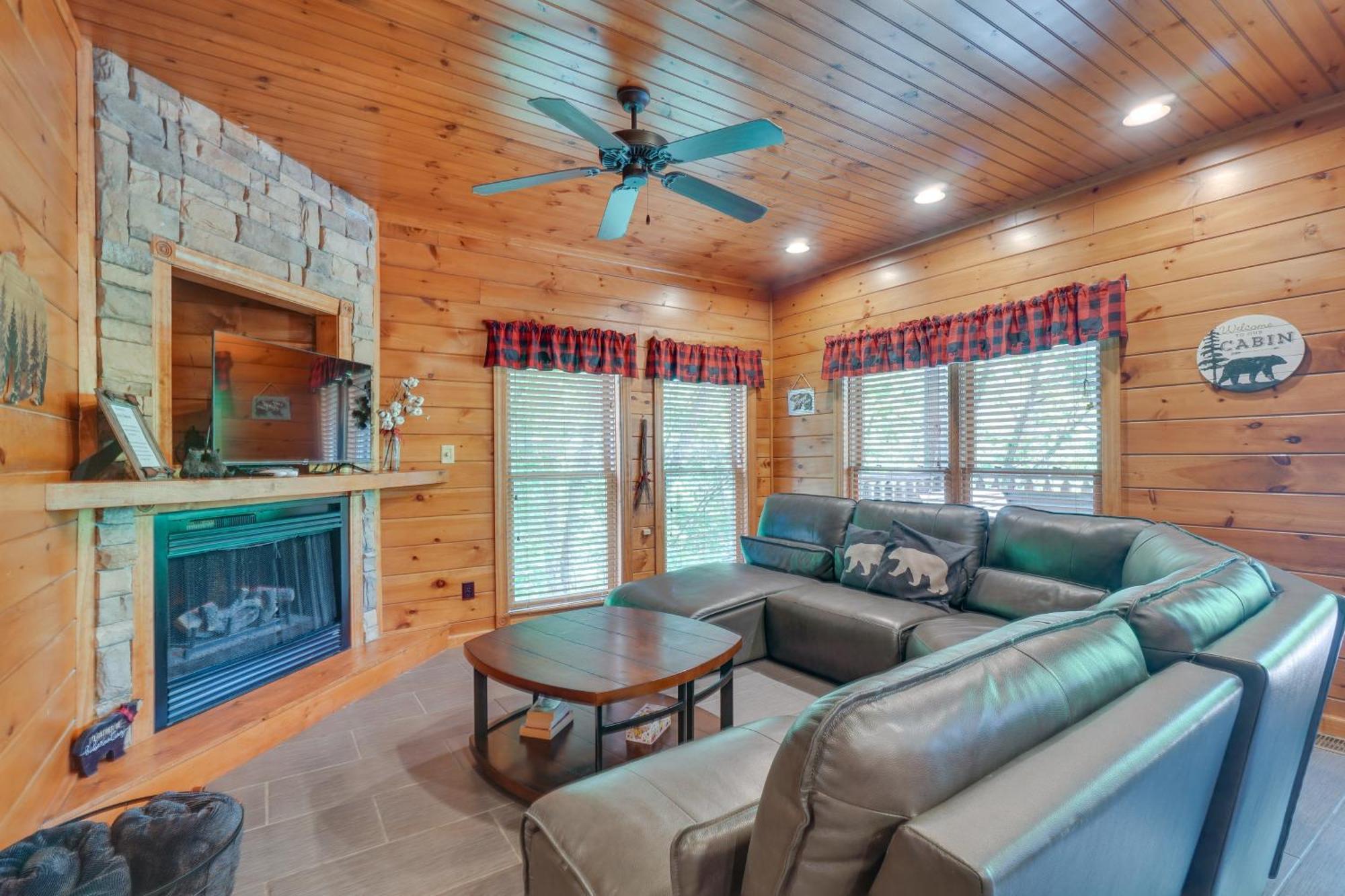 Cabin With Pool Access About 3 Mi To Downtown 개틀린버그 외부 사진