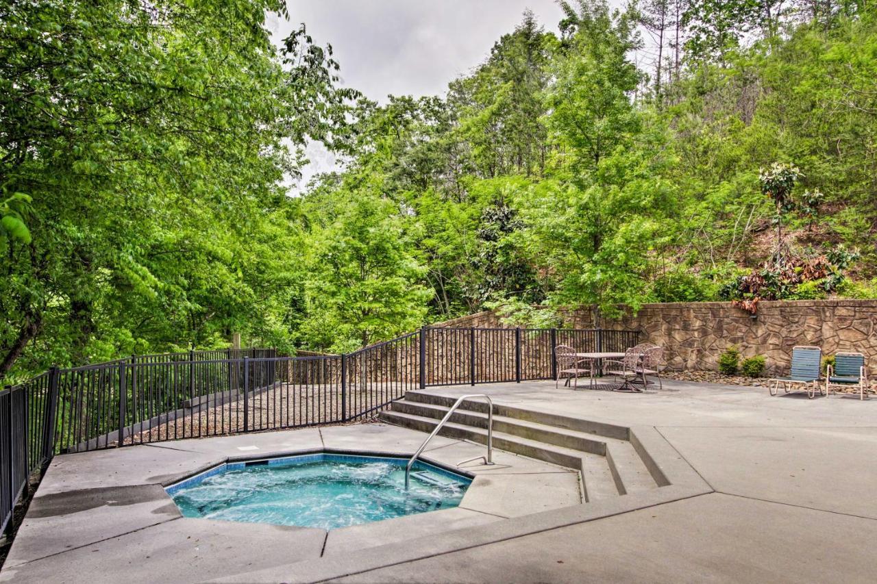 Cabin With Pool Access About 3 Mi To Downtown 개틀린버그 외부 사진